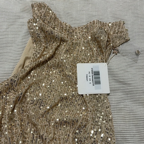 Selfie Leslie keyhole backless halter mini dress in champagne sequin - Picture 4 of 6